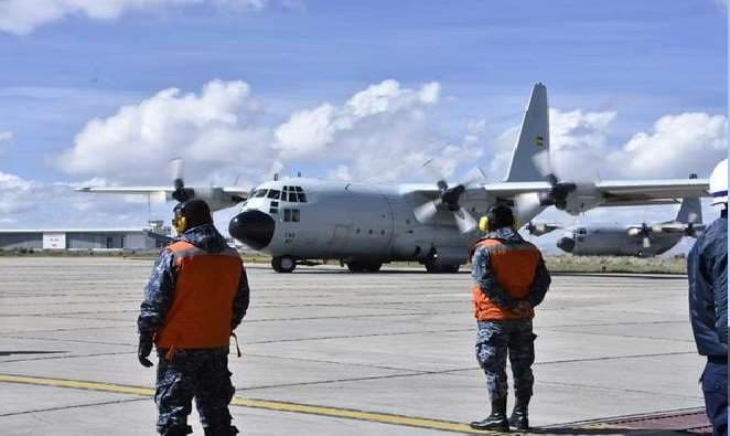 La aeronave arribó al aeropuerto de El Alto. Foto: Bolivia TV