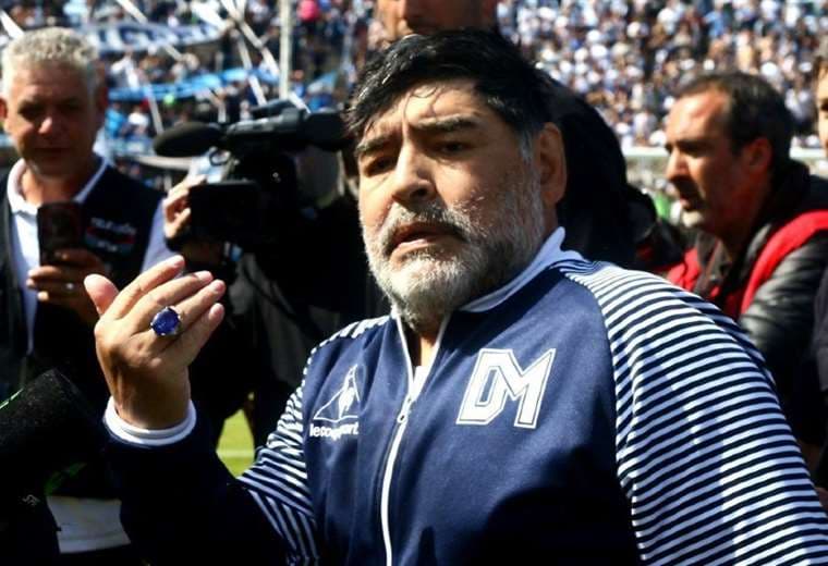 Aquí Maradona luce el anillo que es motivo de la polémica familiar. Foto: internet