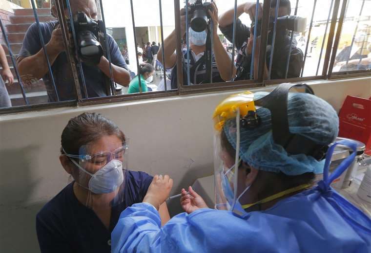 Una persona recibe la vacuna contra el covid. Foto AFP 