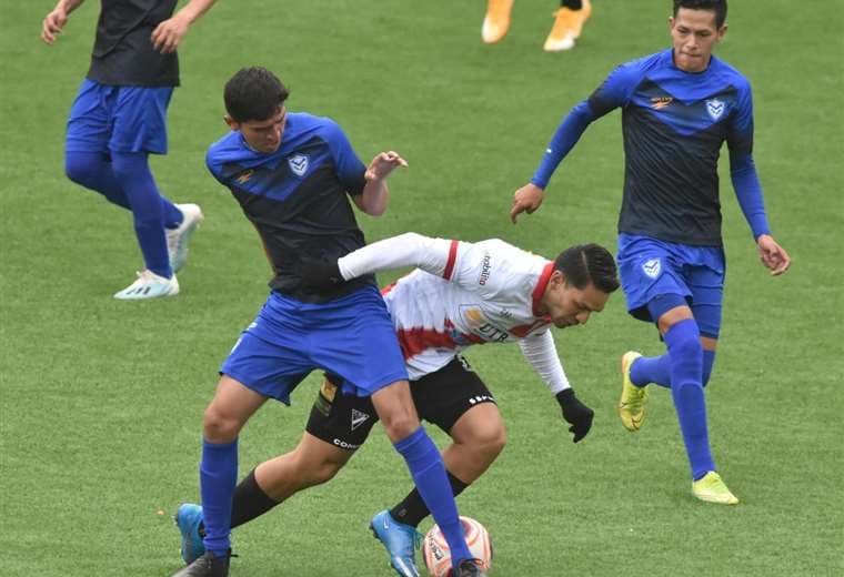 Algarañaz intenta superar a un rival de San José. Foto: APG