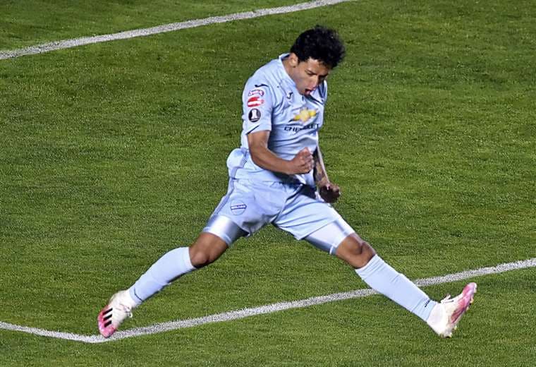 Víctor Ábrego festeja su gol, el quinto de Bolívar ante Wanderers. Foto: APG Noticias
