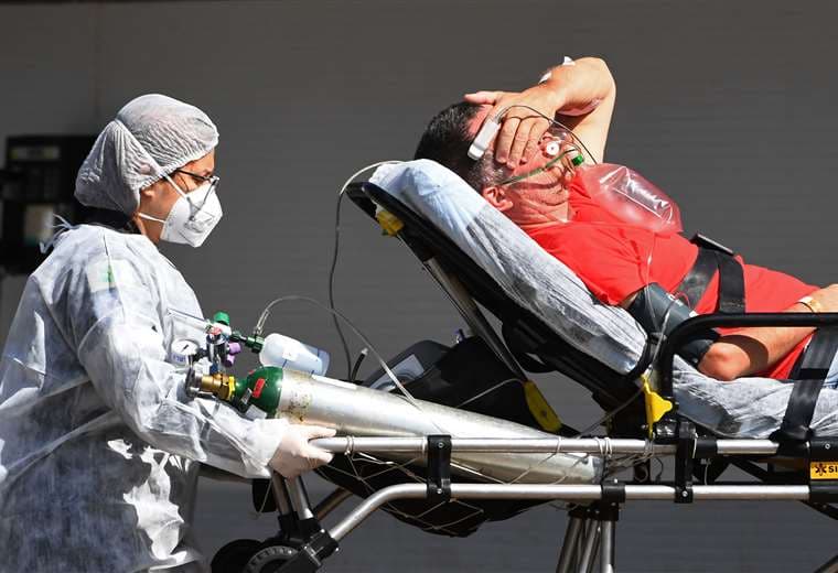 Un paciente es llevado a terapia intensiva. Foto AFP 