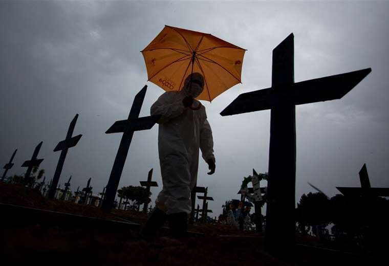 Brasil totaliza 298.676 fallecimientos por Covid-19 /AFP