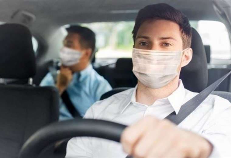 Un auto con ventanas cerradas es un lugar con alto riesgo de contagio