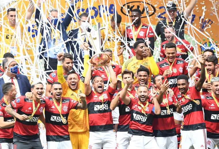La celebración de los jugadores del Flamengo con el trofeo en mano. Foto: AFP