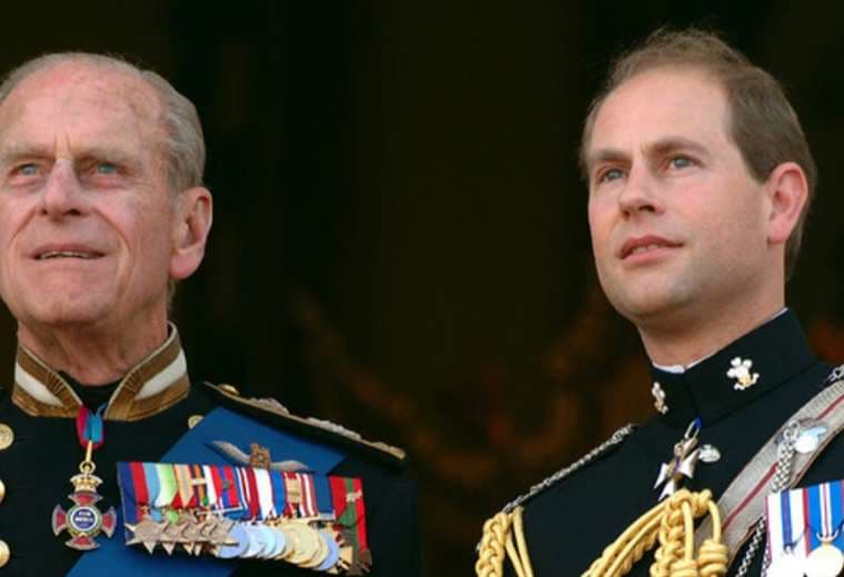El príncipe Felipe y su hijo Eduardo, que heredará su título real