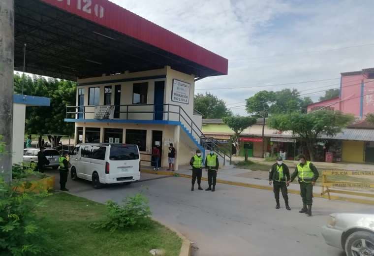 Policías realizando controles en la frontera de Puerto Quijarro con Brasil