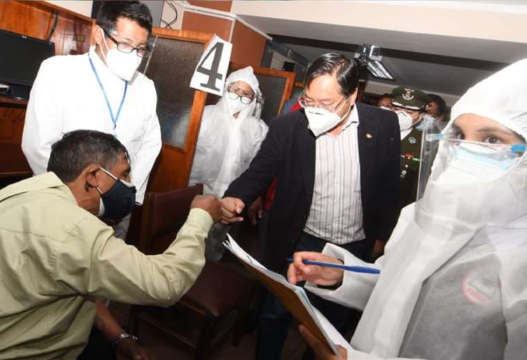 Arce inauguró el plan piloto de vacunación en La Paz. Foto: ABI