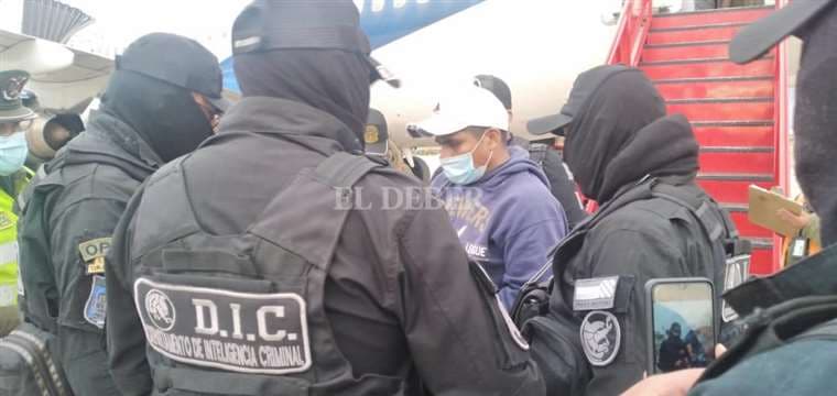 El feminicida cuando llegó al aeropuerto de El Alto. Foto: EL DEEBER
