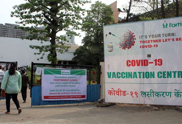 Centro de vacunación cerrado temporalmente. Foto AFP 