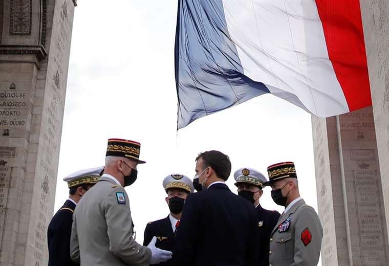 El presidente francés, Emmanuel Macron, conversa con los jefes de las fuerzas armadas