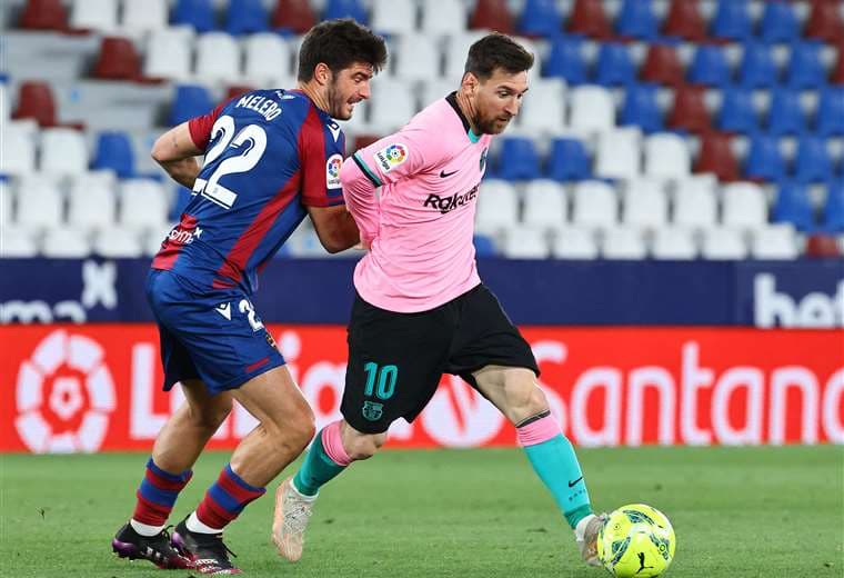 Melero y Messi en el duelo por la pelota. Foto: AFP