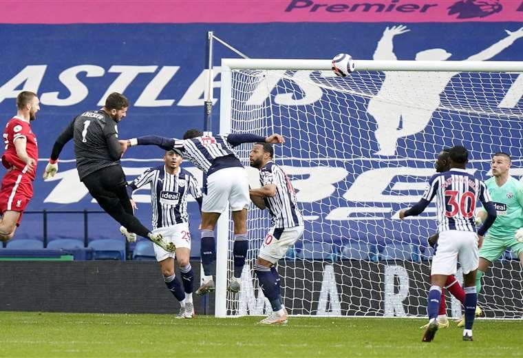 Alisson ya sacó el cabezazo que se transformó en gol para el Liverpool. Foto: AFP