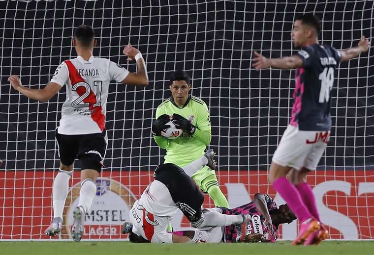 Pérez atrapa el balón ante el asedio ofensivo de Independiente Santa Fe. Foto. AFP