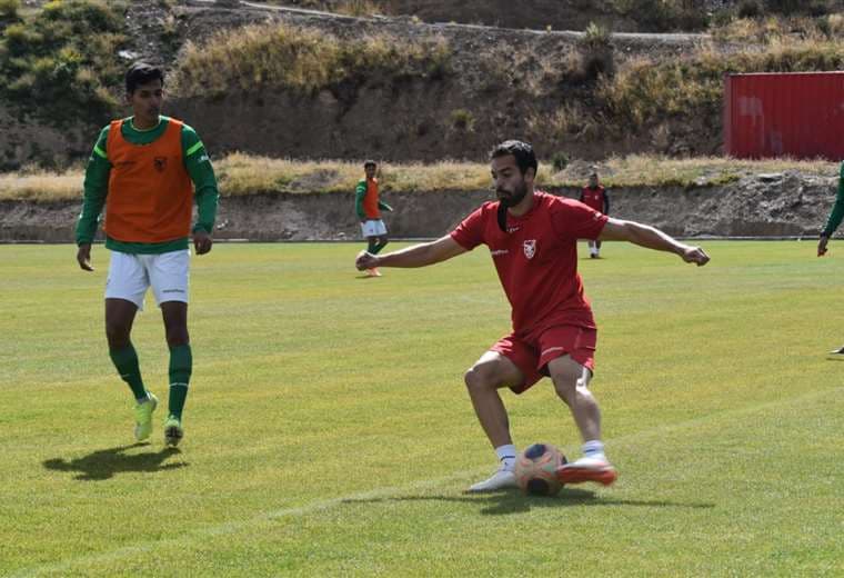 Junior Sánchez domina el balón durante la práctica de la selección en Huarina. Foto: FBF
