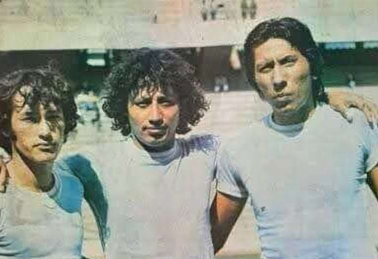 Vaca (c.) junto a Silvió Rojas (izq.) y Andrés Gallardo. Foto: Archivo Julio Mamani 