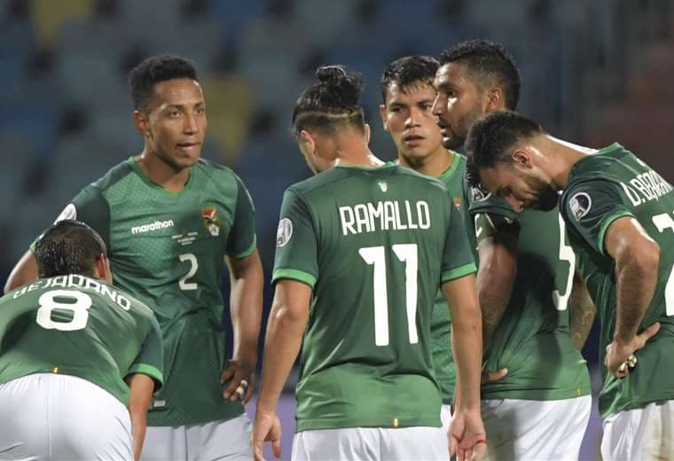 La tristeza de los jugadores bolivianos tras la derrota ante Paraguay. Foto: AFP