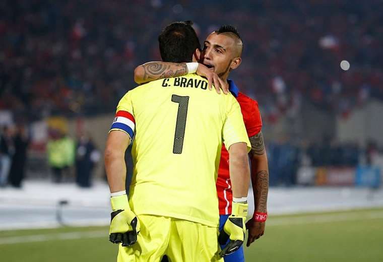 El abrazo de reconciliación entre Vidal y Bravo. Foto: internet