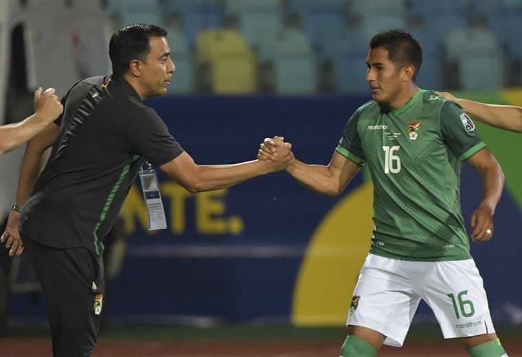 El saludo de Farías con Saavedra en el partido ante Chile. Foto: AFP