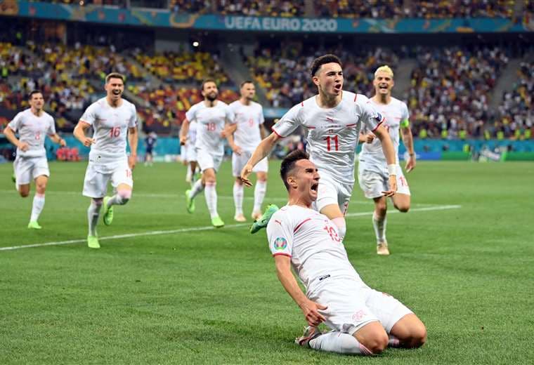 La celebración de los suizos que hicieron historia este lunes en la Eurocopa. Foto. AFP