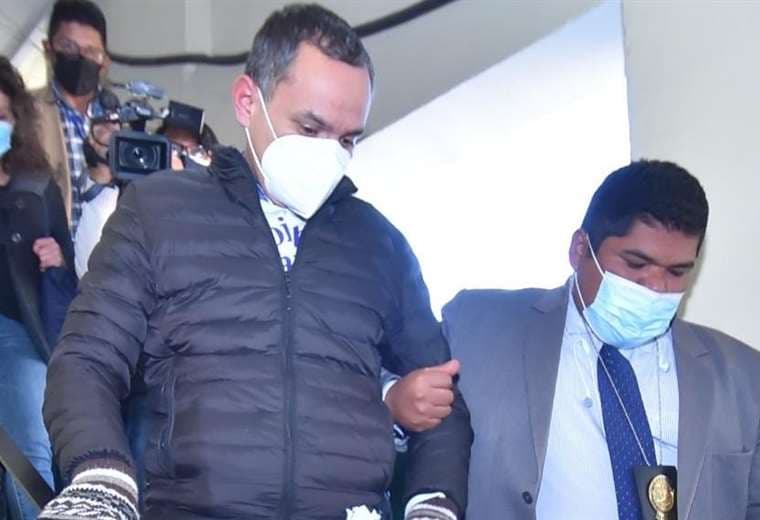 Carlos Schlink es llevado desde la Fiscalía de La Paz (Foto: APG Noticias)