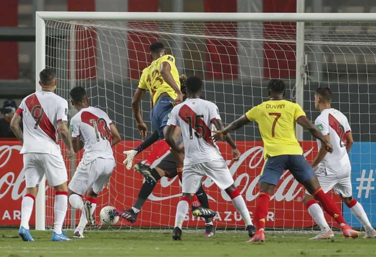 El gol de Mina de cabeza. Gana Colombia a Perú en Lima. Foto: AFP