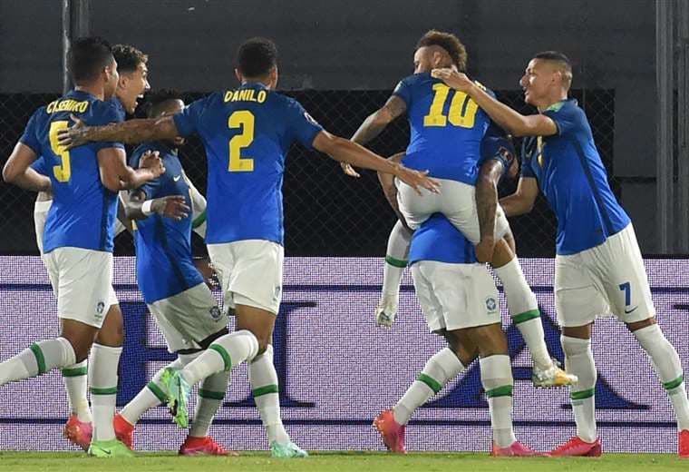 Neymar (10) marcó el primer gol de Brasil, en Asunción. Foto: AFP