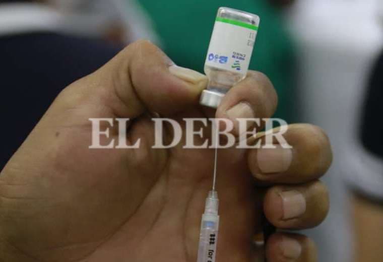 Foto archivo El Deber: se usaran segundas dosis como primera para vacunar.