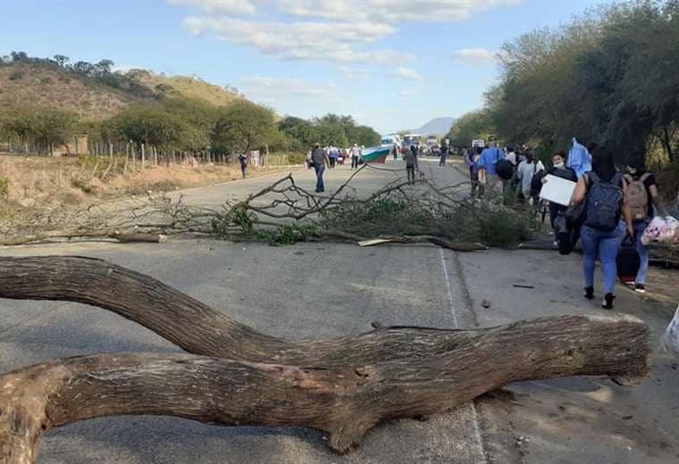Foto Radio Lagunillas: el bloqueo en la ruta a Yacuiba esta a 7 Km de Camiri.