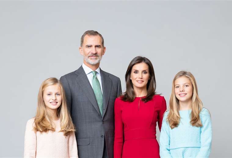 El rey Felipe VI, esposa Letizia y sus hijas Leonor y Sofía