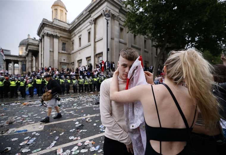 La policía inglesa tuvo que reprimir a los hinchas violentos el domingo. Foto: AFP