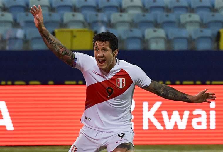 El festejo del peruano Lapadula, que marcó dos goles a Paraguay. Foto: AFP