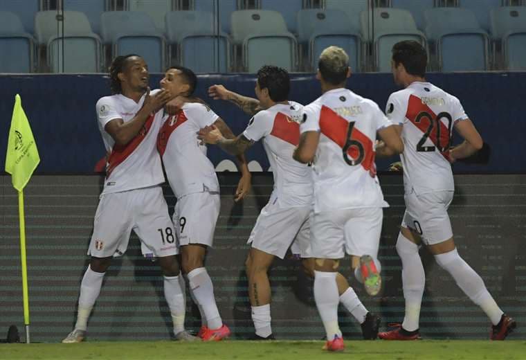 El fesfejo de los jugadores peruanos que este viernes lograron el pase a semifinales. AFP
