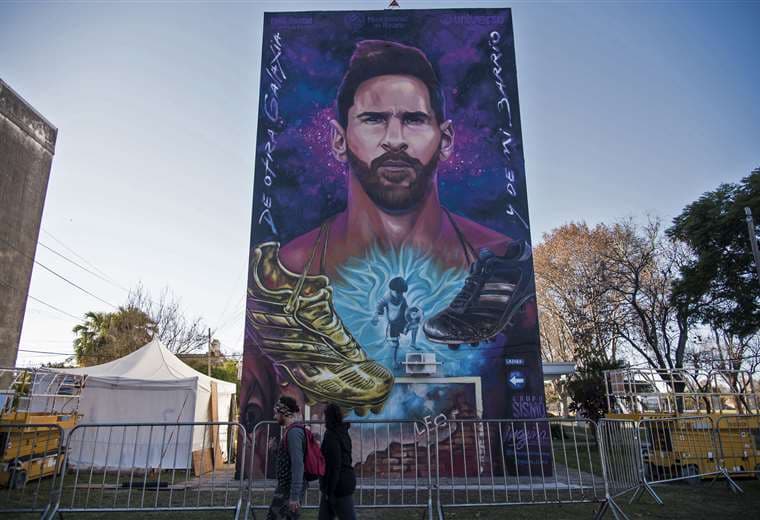 El mural con la figura de Messi en el barrio donde nació el crack. Foto: AFP