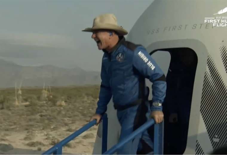 Jeff Bezos sale del cohete tras volar por el espacio 10 minutos | AFP