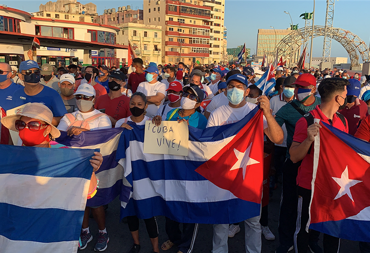 Simpatizantes del Gobierno cubano participan en una manifestación en La Habana. Foto. AFP 