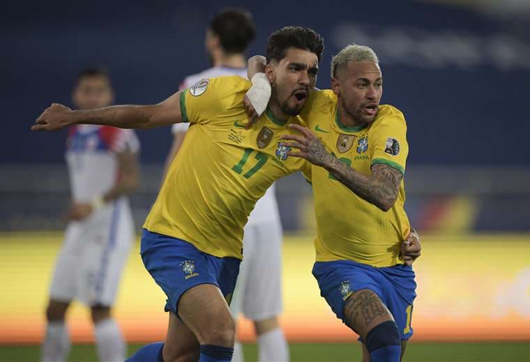 El festejo de Paquetá y Neymar tras el gol a Chile. Foto: AFP
