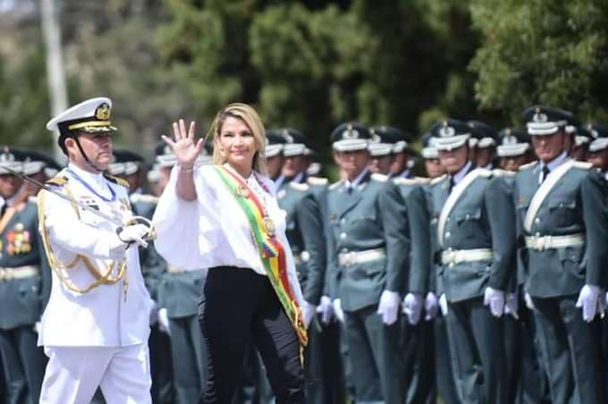 La expresidenta Áñez durante un acto militar.