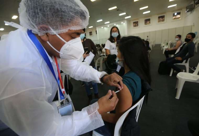 Foto archivo El Deber: las mujeres embarazadas podrán acudir a los puntos de vacunación.