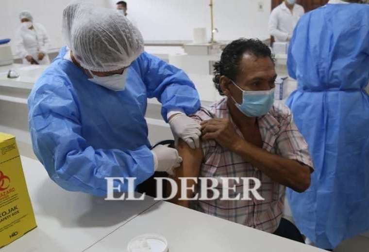 Foto archivo El Deber: la población mayor de edad es la más vacunada en el área urbana