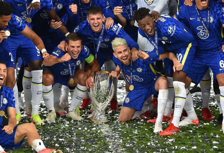 El festejo de los jugadores del Chelsea con el trofeo de campeón. Foto: AFP