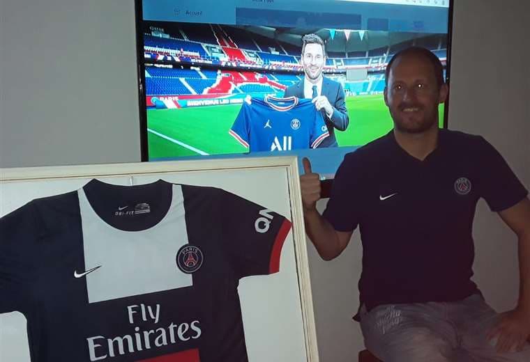 Vincent Toussaint con la camiseta del PSG y la figura de Messi en la Tv