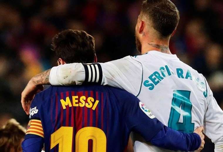 Messi y Ramos abrazados después de un clásico español. Foto: Internet