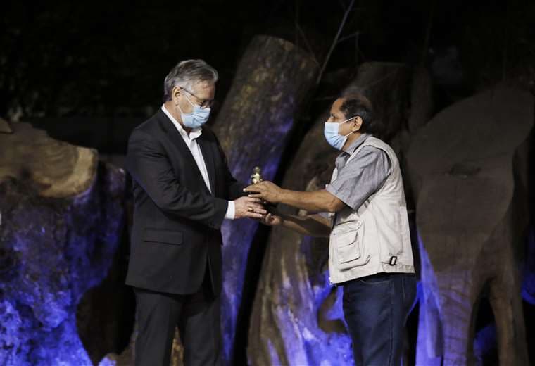 El director general de EL DEBER, Pedro Rivero Jordán, recibe el premio de Juan Bustillos