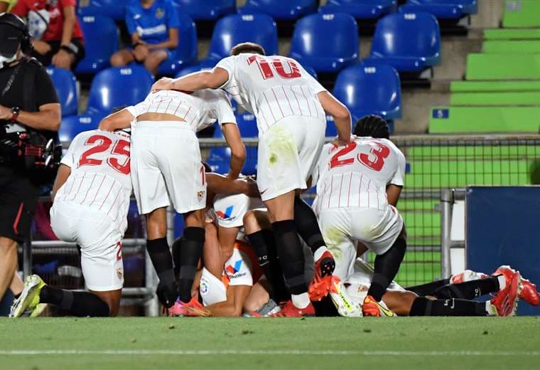 La celebración de los jugadores del Sevilla tras el gol de Lamela. Foto. AFP