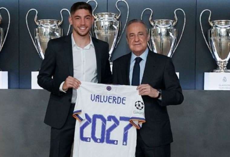 Valverde y Florentino Pérez en la sala de trofeos del Real Madrid. Foto: Internet