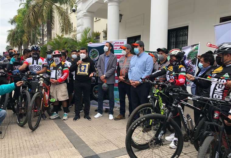 Este viernes el alcalde Jhonny Fernández invitó al bici-paseo que se realizará el domingo.
