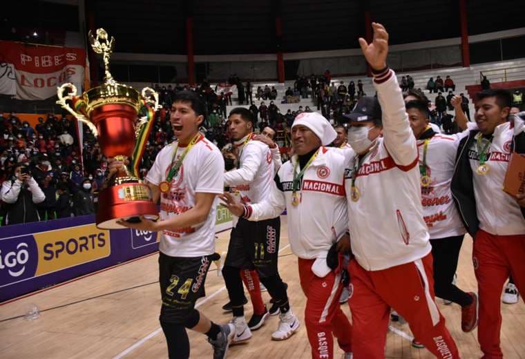 El festejo de los jugadores de Nacional Potosí con el trofeo. Foto: APG