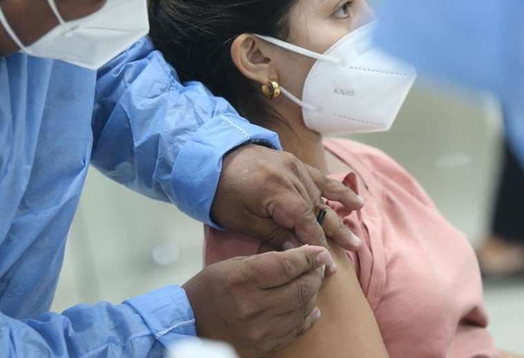Más de la mitad de la población adulta accedió a una vacuna/Foto: EL DEBER