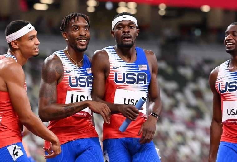 El equipo de Estados Unidos que ganó en 4x100 metros. Foto: AFP